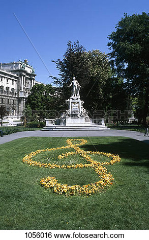 Sterreich Wien Mozart Statue In Burggarten Park Und A Blumen