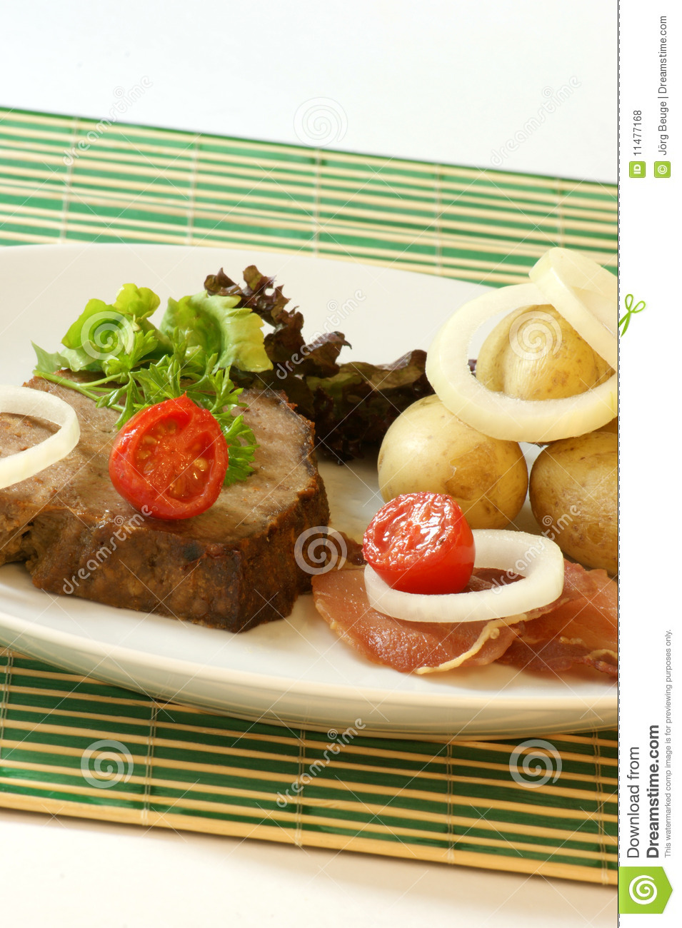 Sliced Meat Loaf With Organic Vegetable Royalty Free Stock Photos